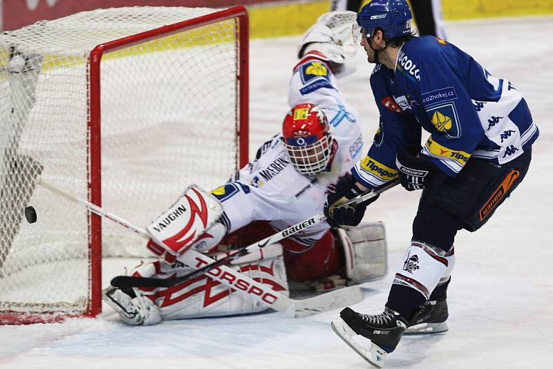 Hokejové derby Vítkovice vs. Třinec. Yorick Treille v nájezdu na Martina Vojtka