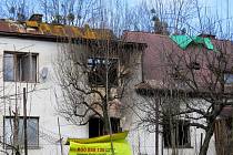 Při tragickém požáru, který ze soboty na neděli 21. února zachvátil bytovku ve Vendryni, zemřeli tři obyvatelé. V pondělí se na místo dostavil i vyšetřovatel hasičů. 