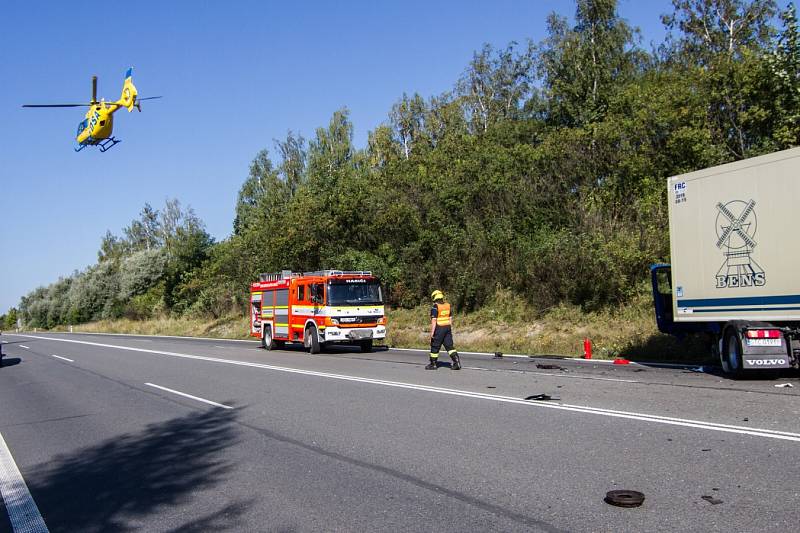 Tragická nehoda zastavila provoz na silnici u Rychaltic. Na místě zasahovaly i dvě jednotky hasičů. 