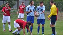 Derby nakonec lépe dopadlo pro fotbalisty z Dobré (modré dresy), kteří porazili Lučinu 1:0. 