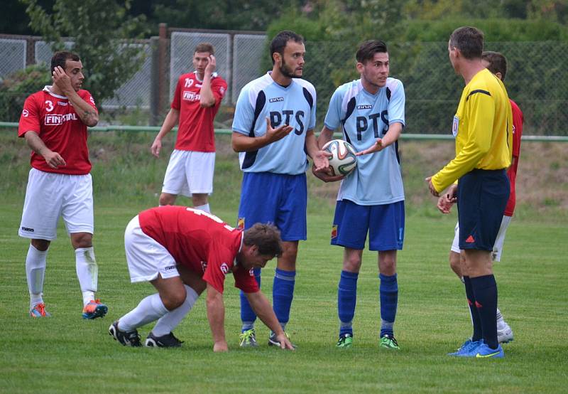 Derby nakonec lépe dopadlo pro fotbalisty z Dobré (modré dresy), kteří porazili Lučinu 1:0. 