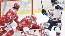 Čtvrtfinále play off hokejové extraligy - 4. zápas: HC Vítkovice Ridera - HC Oceláři Třinec, 25. března 2019 v Ostravě. Na snímku (střed) brankář Třince Šimon Hrubec a Patrik Zdráhal.