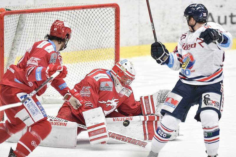 Čtvrtfinále play off hokejové extraligy - 4. zápas: HC Vítkovice Ridera - HC Oceláři Třinec, 25. března 2019 v Ostravě. Na snímku (střed) brankář Třince Šimon Hrubec a Patrik Zdráhal.