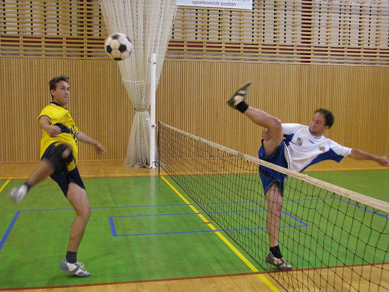 Sportovní hala při 6. základní škole ve Frýdku-Místku se ve čtvrtek 19. června stala dějištěm nohejbalového turnaje policejních družstev.
