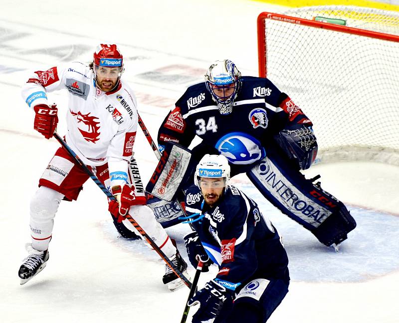 Třinec (v bílém) vs. Plzeň v druhém semifinále.