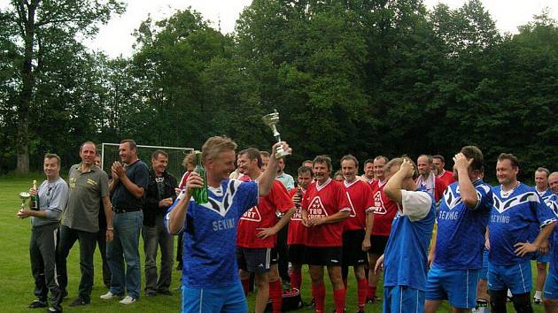 Kapitán doberských fotbalistů Dalibor Damek převzal z rukou organizátorů pohár pro vítěze.