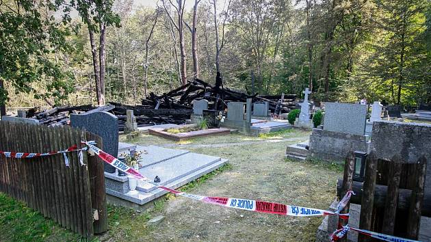 Dřevěný kostel Božího těla v Gutech lehl 2. 8. 2017 popelem. 