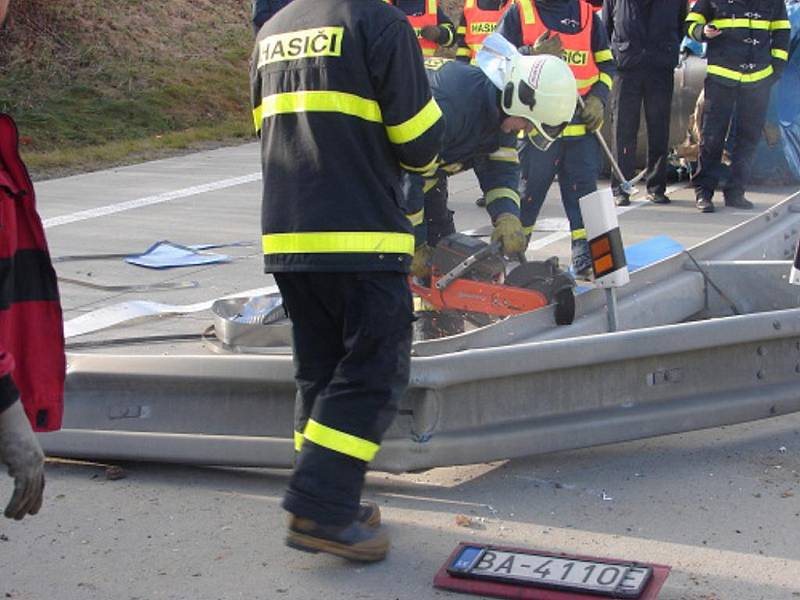 Nehoda kamionu a zásah hasičů na silnici R48 mezi Frýdkem-Místkem a Českým Těšínem v Nošovicích.