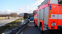 Nehoda kamionu a zásah hasičů na silnici R48 mezi Frýdkem-Místkem a Českým Těšínem v Nošovicích.