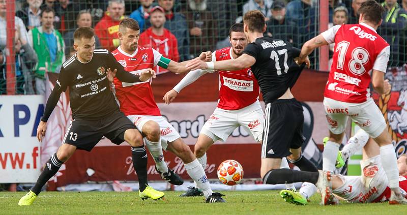 Třinečtí fotbalisté (v černém) těsně nestačili na Pardubice.