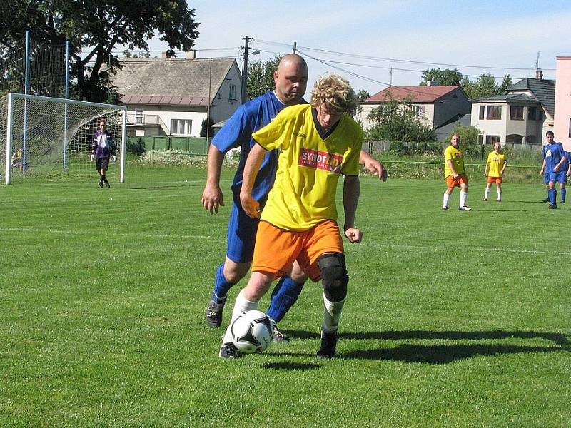 Dvanáctka fotbalistů v modrých dresech si to na kolech v neděli odpoledne „štrádovala“ z Lískovce na mistrovské utkání do nedaleké Dobré. 