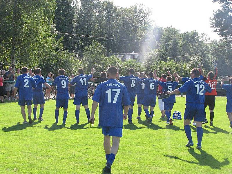 Dvanáctka fotbalistů v modrých dresech si to na kolech v neděli odpoledne „štrádovala“ z Lískovce na mistrovské utkání do nedaleké Dobré. 