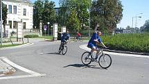 Dvanáctka fotbalistů v modrých dresech si to na kolech v neděli odpoledne „štrádovala“ z Lískovce na mistrovské utkání do nedaleké Dobré. 