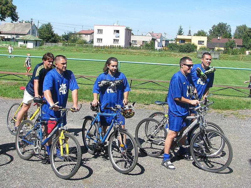 Dvanáctka fotbalistů v modrých dresech si to na kolech v neděli odpoledne „štrádovala“ z Lískovce na mistrovské utkání do nedaleké Dobré. 