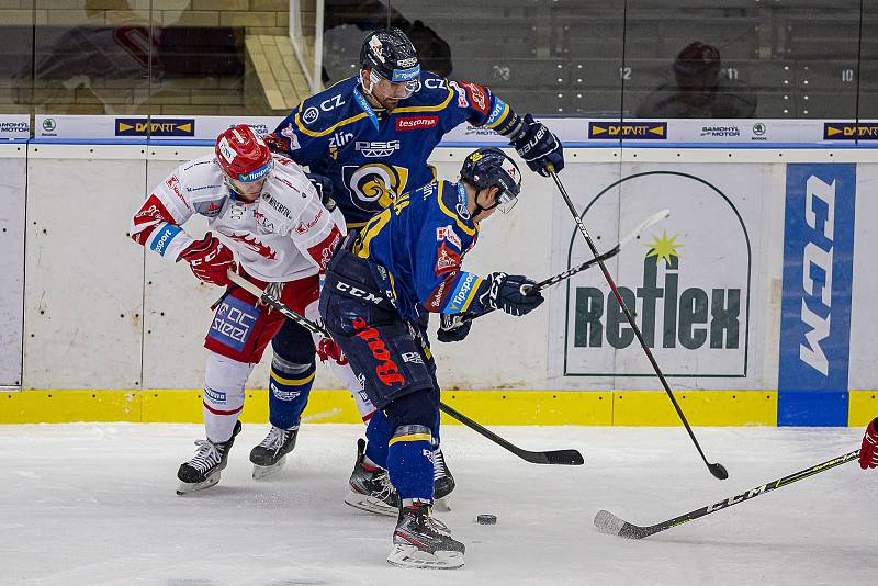 Extraligoví hokejisté Zlín (v modrém) v úterní dohrávce 5. kola doma podlehli lídru soutěže Ocelářům Třinec.