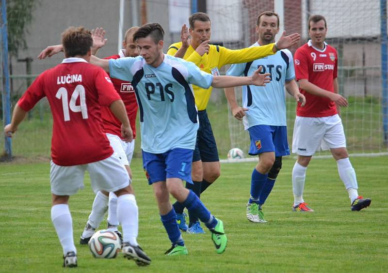 Derby nakonec lépe dopadlo pro fotbalisty z Dobré (modré dresy), kteří porazili Lučinu 1:0. 