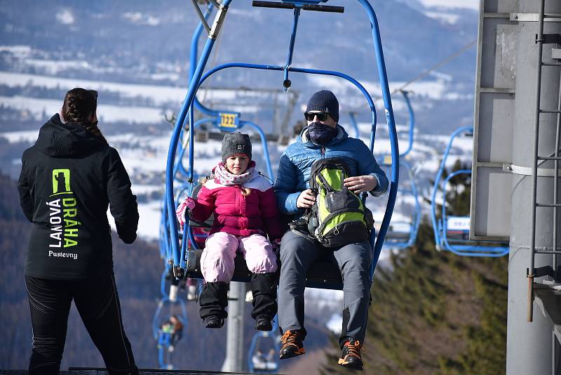 Pustevny jako obvykle ožily o víkendu návalem turistů, 20. února 2021.