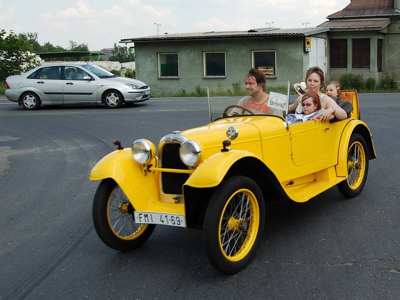 Nejstaršími vozy na Silesia veterán rallye byly žlutá a červená sérovka majitelů z Třince.