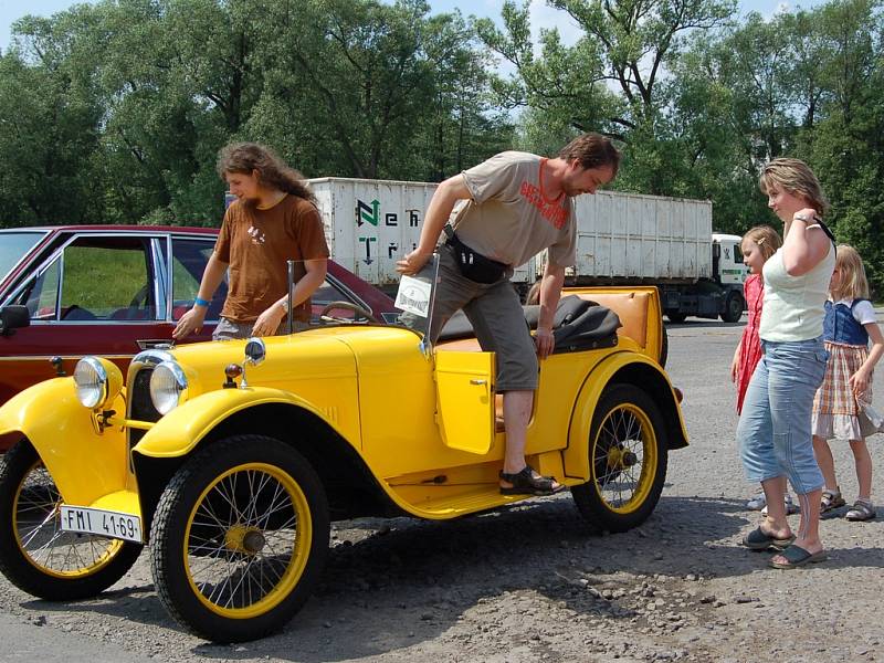 Nejstaršími vozy na Silesia veterán rallye byly žlutá a červená sérovka majitelů z Třince.