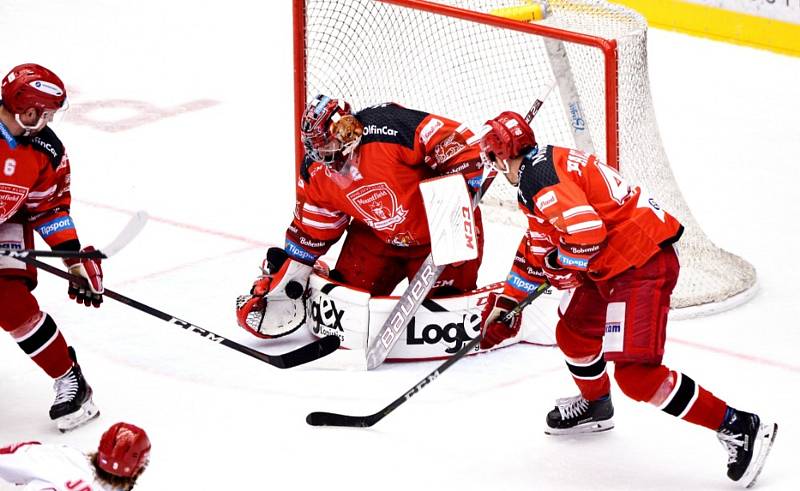 Odveta čtvrtfinále Generali Česká Cupu mezi třineckými Oceláři (v bílém) a hradeckým Mountfieldem dopadla lépe pro Východočechy. Do semifinále ale jasně postoupil Třinec.