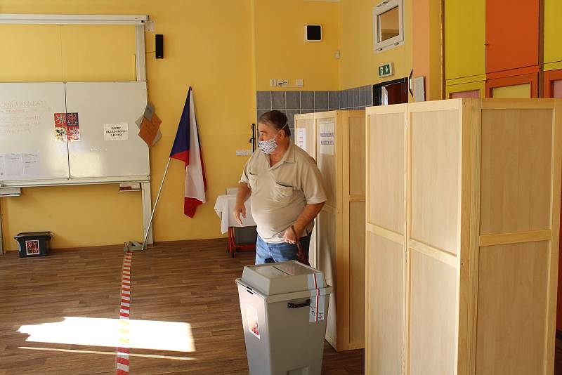 Volby 2020, Frýdek-Místek, 7. základní škola, 2. října.