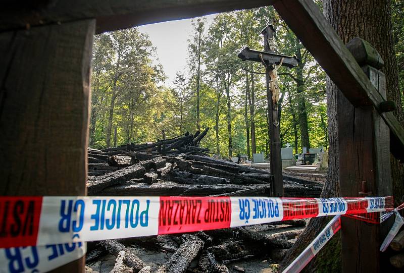 Dřevěný kostel Božího těla v Gutech lehl 2. 8. 2017 popelem. 