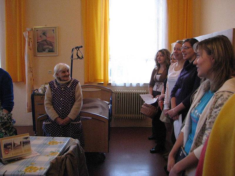 Klientům Domova pro seniory ve Frýdlantu nad Ostravicí přišla ve středu 23. prosince zazpívat mládež ze Scholy Skalice. 