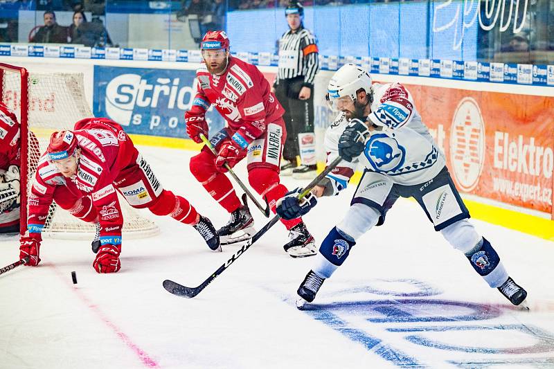 Oceláři (v červeném) prohráli v Plzni 2:5.