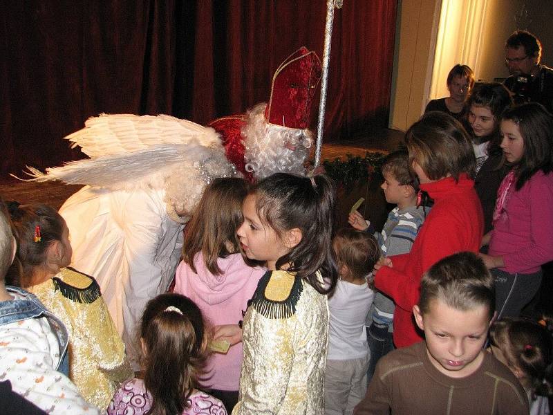 Děti z Jablunkova a okolí potěšil v sobotu večer Celoměstský Mikuláš. Divadlo Krapet v sále radnice pobavilo Příhodami včelích medvídků, představily se i mažoretky z jablunkovského DDM.