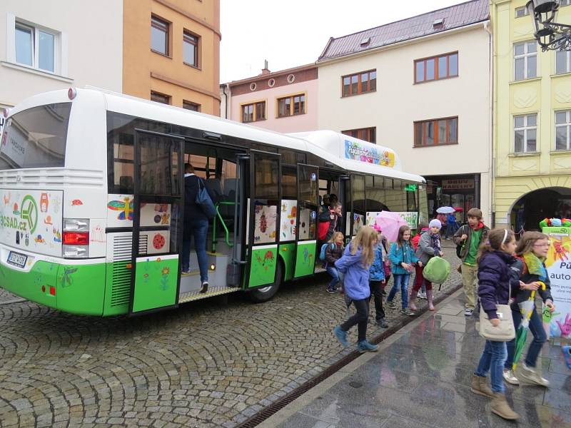 Dopravce představil nové autobusy s pohonem na stlačený zemní plyn. 