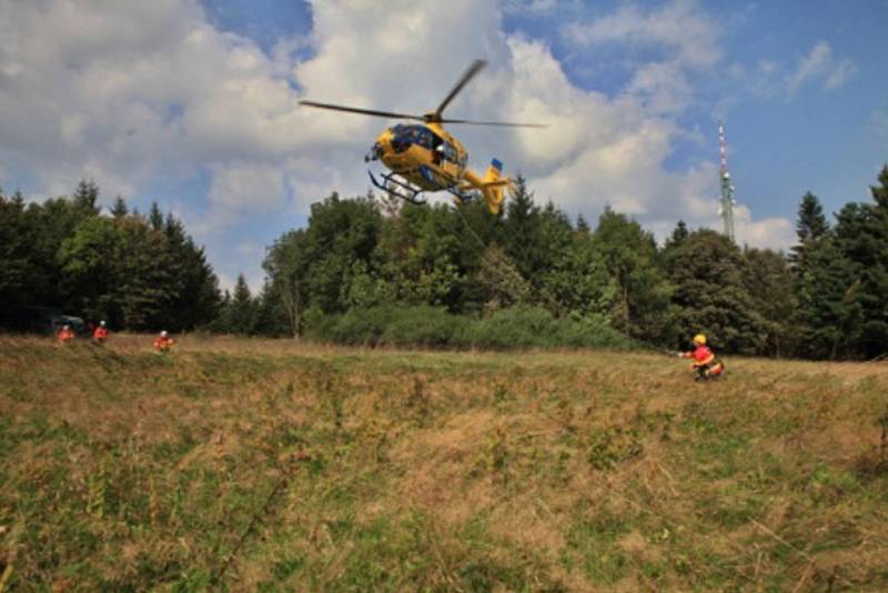 Cvičení Horské služby Beskydy s leteckými záchranáři MSK. 