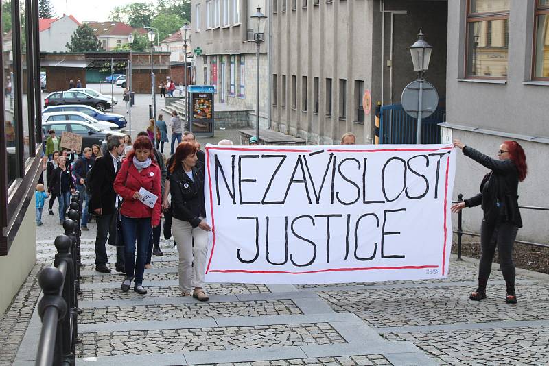 Demonstrace za nezávislou justici a proti vládě ve Frýdku-Místku, 28. května 2019.