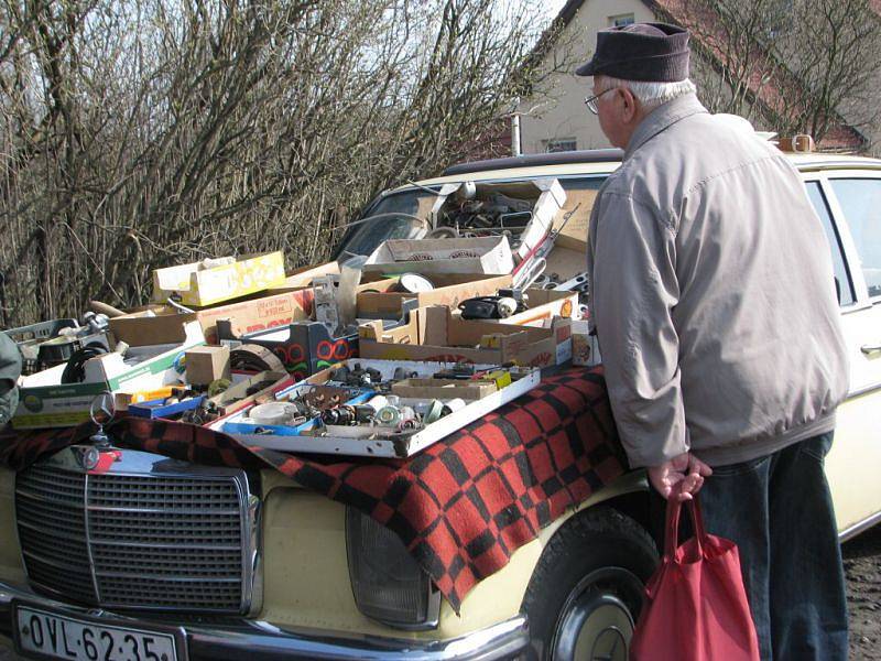 Několik set lidí využilo slunečného počasí a v sobotu 7. dubna navštívilo auto-moto burzu historických vozidel, která se konala na parkovišti pod přehradou v Bašce.