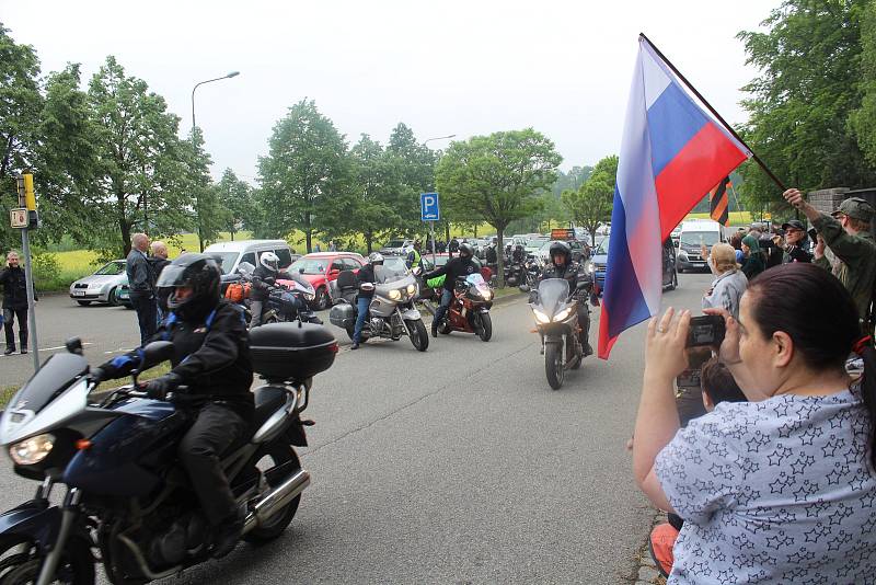 Motorkáři na frýdeckém hřbitově.