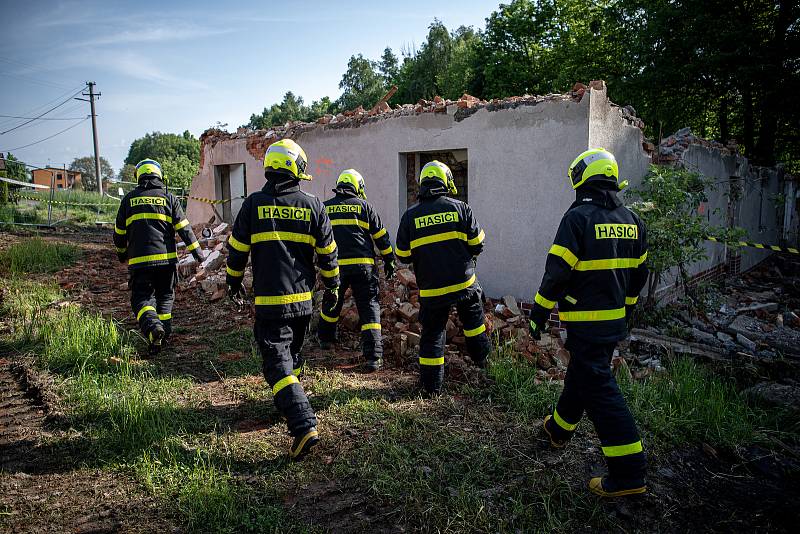 Taktické cvičení hasičů z USAR týmu, 23. května 2023, Nošovice. V sutinách domu cvičí záchranu zavalených osob i průzkum sutin.