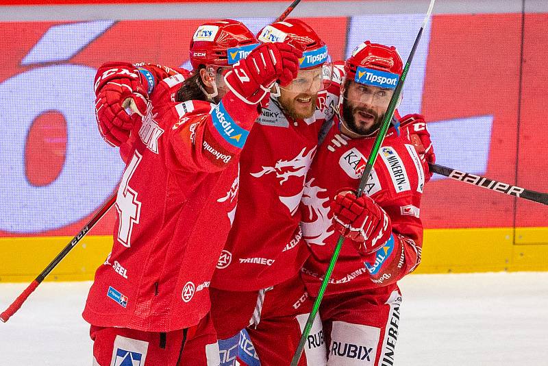 Finále play off hokejové Tipsport extraligy - 1. zápas: HC Oceláři Třinec - Bílí Tygři Liberec, 18. dubna 2021 v Třinci. Zleva Tomáš Kundrátek z Třince, Ralfs Freibergs z Třince a Erik Hrňa z Třince.