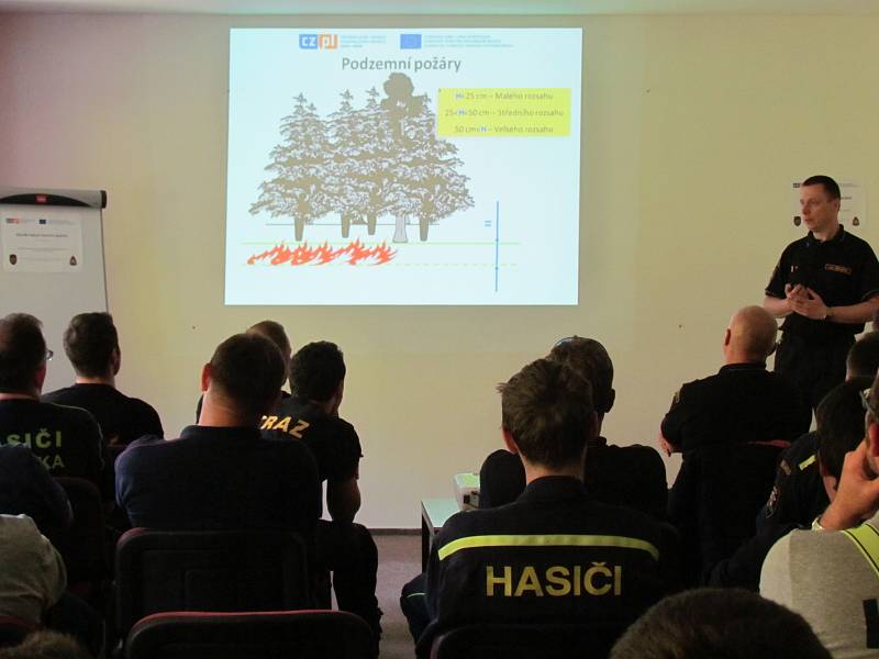 Teoretická část Výcviku hašení lesních požárů v projektu EU Bezpečné pohraničí.