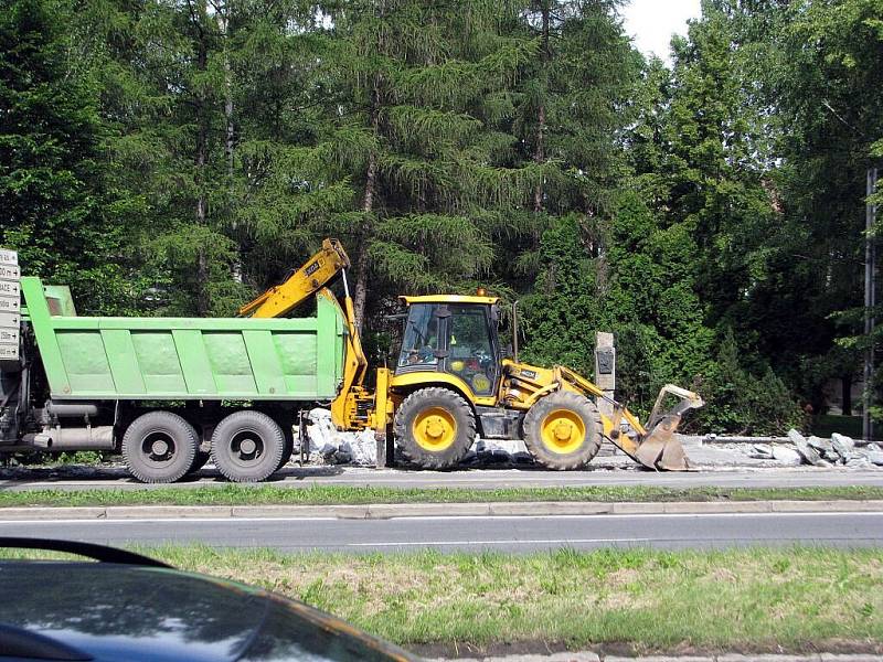 Okolí památníku národního odporu proti německým okupantům v místě někdejších Čajánkových kasáren na ulici 8. pěšího pluku právě prochází úpravou.