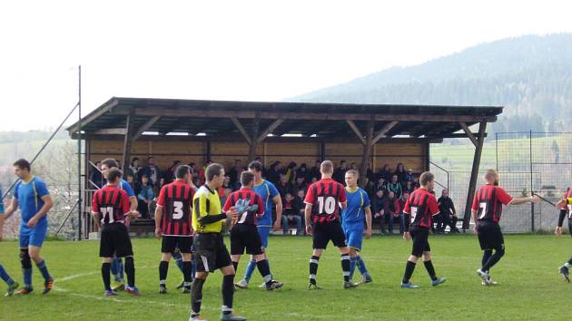 Ke komfortu místních fanoušků slouží v Bukovci malá dřevěná tribunka podél hřiště.