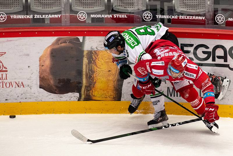 Utkání 2. kola semifinále play-off Generali České pojišťovny mezi HC Oceláři Třinec a BK Mladá Boleslav. 4. dubna 2021 v Třinci. Zleva Daniel Cienciala, Daniel Kurovský.