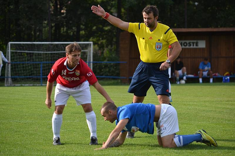 Duel mezi orlovským Slovanem (modré dresy) a Lučinou skončil výhrou hostí 1:3. 