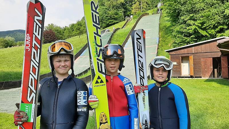 Skokanské můstky v Nýdku žijí i během léta. Kromě července trénují tamní malí skokani celý rok a skáčou na umělém povrchu.