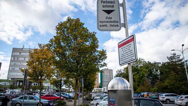 Parkování na ulici 8. pěšího pluku, 4. října 2022, Frýdku-Místku.