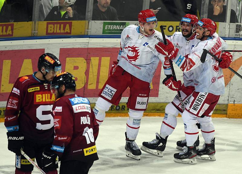 Finále play off hokejové extraligy - 3. zápas: HC Sparta Praha - HC Oceláři Třinec, 22. dubna 2022 Praha. Hráči Třince se radují z druhého gólu, který dal Andrej Nestrašil.