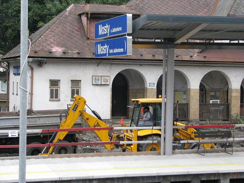 Přestože se hovoří o tom, že nad pokračováním výstavby železničních koridorů visí kvůli úsporám velký otazník, na stanici v Mostech u Jablunkova se stále pracuje na více místech a běží i stavba podchodu.