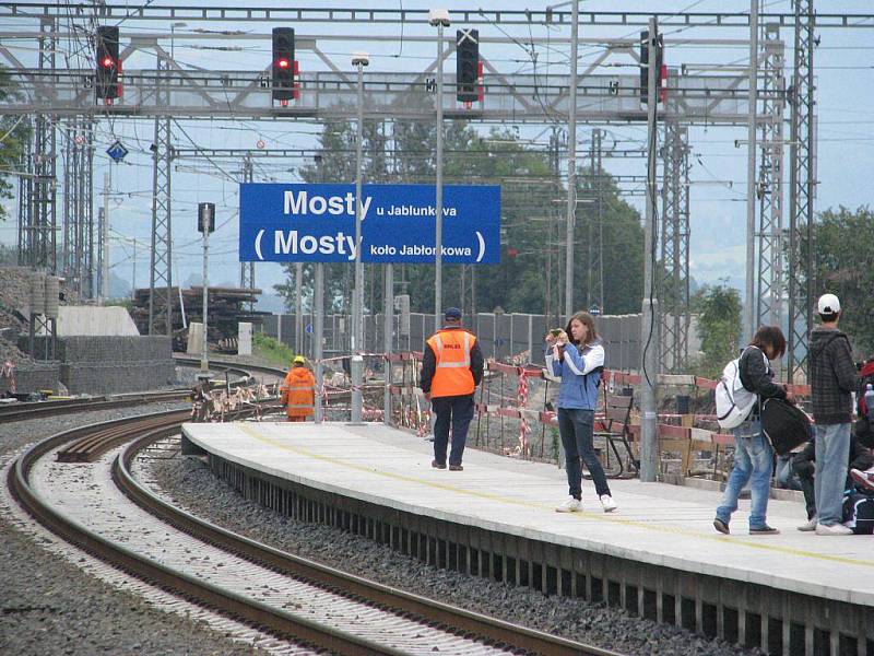 Přestože se hovoří o tom, že nad pokračováním výstavby železničních koridorů visí kvůli úsporám velký otazník, na stanici v Mostech u Jablunkova se stále pracuje na více místech a běží i stavba podchodu.