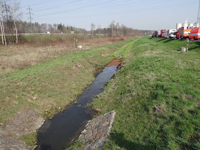 Dodávka plná knedlíků, určena k rozvozu do několika okolních jídelen, skončila v pondělí 22. dubna ráno nedaleko obce Staříč v místním potoce. 