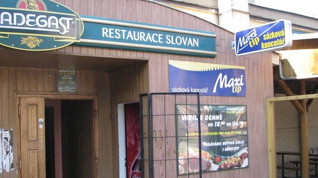 Vchod do třinecké restaurace Slovan. Ilustrační snímek. 