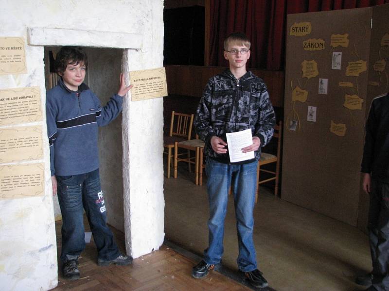 V Kulturním domě v Sedlištích připravili interaktivní výstavu s názvem Bible očima světa, svět očima Bible. V pátek si ji prohlédli místní školáci.