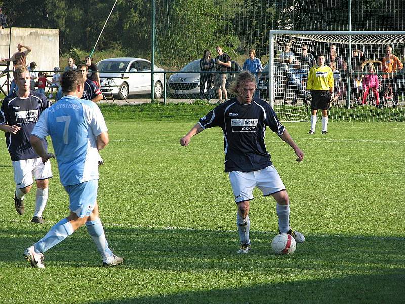 V Raškovicích se o víkendu představila v derby utkání Bystřice. Domácí vyhráli šťastnou brankou z nastaveného času 2:1.